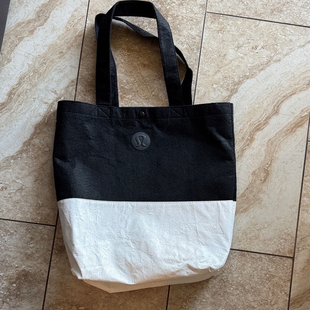Large Lululemon Athletica Black and White‎ Shoulder Bag